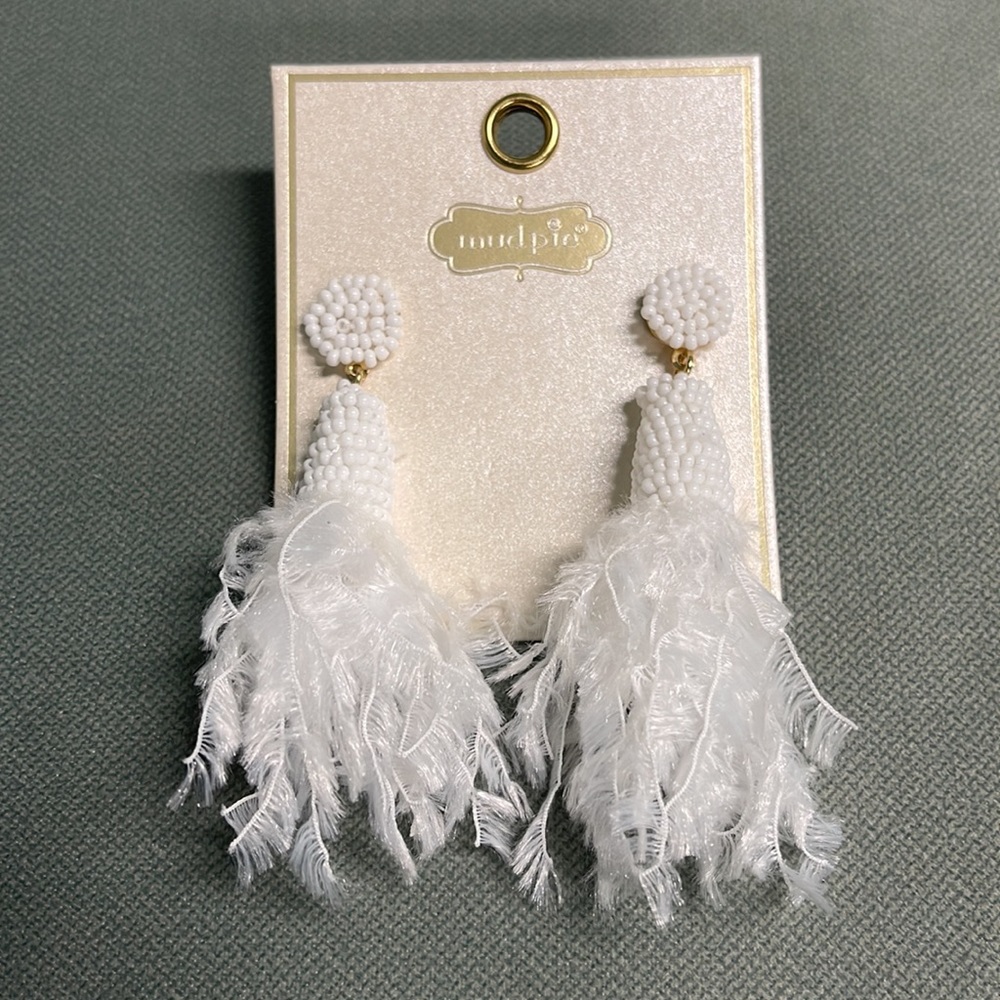 BNWT MUD PIE “IT’S MY DAY”FAUX WHITE FEATHER BEADED FASHION POST BACK EARRINGS